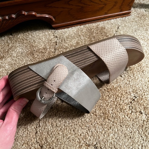 Blowfish Women's Gray and Tan Sandals - Picture 4 of 7